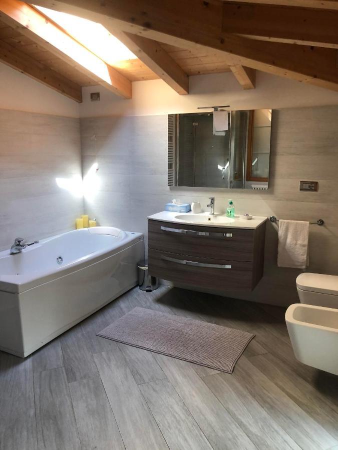 La Casa Sulla Collina Del Castello Villa Breno Luaran gambar