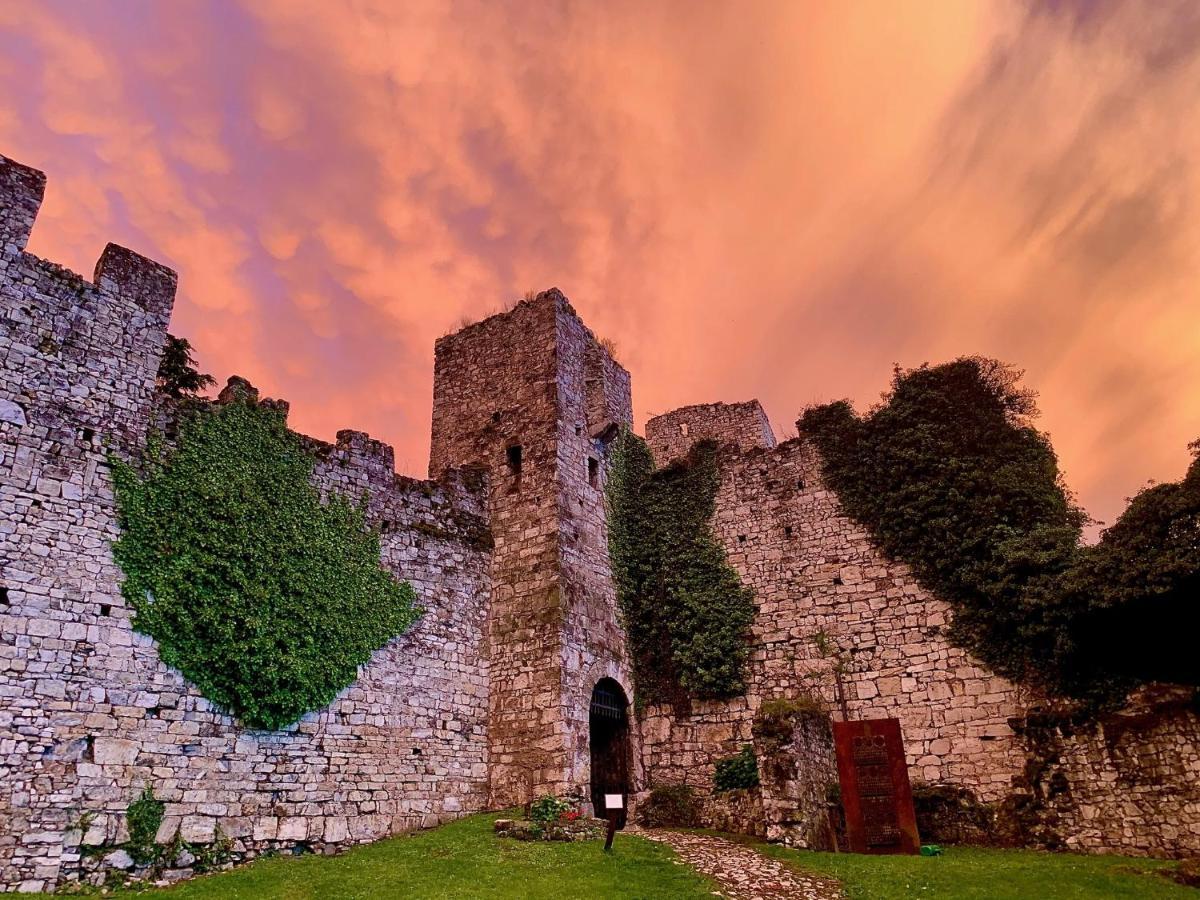 La Casa Sulla Collina Del Castello Villa Breno Luaran gambar