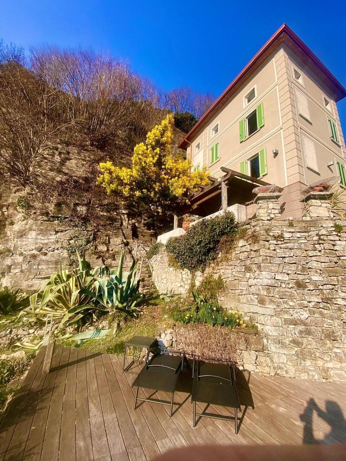 La Casa Sulla Collina Del Castello Villa Breno Luaran gambar
